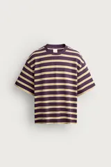 Camiseta de corte relaxed fit con diseño de rayas horizontales en tonos morado, amarillo y blanco. Presenta cuello redondo y mangas cortas.