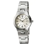 Reloj Casio de estilo clásico con caja y malla de acero inoxidable en tono plateado. Presenta una esfera clara con números arábigos, manecillas contrastadas y visor de fecha.