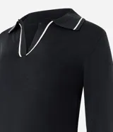 Blusa femenina de punto color blanco crema, con cuello polo y escote en V. Presenta detalles de biés negro contrastante en el cuello y los puños de las mangas largas.