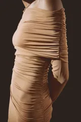 Vestido entallado corto en punto elástico con escote asimétrico de un hombro, capa superior adicional drapeada y manga larga con costuras fruncidas en los laterales.
