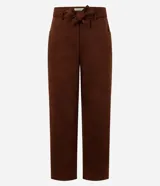 Pantalón de gamuza color marrón chocolate, de corte recto y tiro alto, con cinturón de tela a tono.