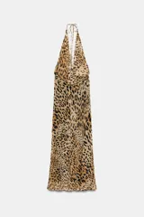Vestido midi de cuello halter, escote en pico y espalda descubierta, con estampado animal print.