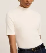 Blusa de corte regular confeccionada en tejido de rib acanalado color naranja. Presenta cuello alto y mangas cortas.