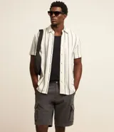 Bermuda cargo para hombre en sarga gris oscuro, con bolsillos laterales con solapa y cierre de botón y cremallera.