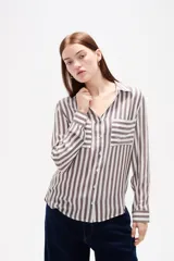 Camisa de viscosa con estampado de rayas verticales, cuello camisero, cierre frontal de botones y bolsillo en el pecho.