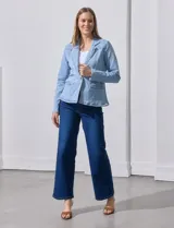 Blazer de jean celeste, marca Dictionary, con cuello con solapa, abertura central con botón, bolsillos delanteros y puños con botones.