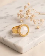 Anillo de acero con baño de oro, con diseño circular y centro de nácar.