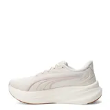 Championes de running Puma Max Stride Lite, de color beige con detalles en rosado, entresuela alta amortiguada y suela de goma color marrón.