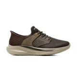 Championes urbanos Skechers modelo Slade Macklin, color marrón oscuro con detalles en tonos tierra. Diseño con tecnología Slip-ins para calce fácil, parte superior combinada de cuero, malla y material sintético, con cordones decorativos y suela amortiguada.