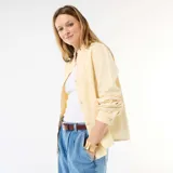 Blusa vaquera de manga larga en color amarillo claro, con cuello alto adornado con volantes y cierre frontal de botones.