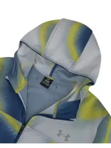 Campera deportiva con capucha Under Armour Velocti Storm, con estampado abstracto en tonos blancos, azules y amarillos. Cuenta con cierre frontal y bolsillos laterales con cierre.