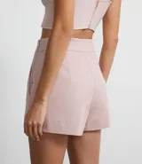 Short de vestir color rosa claro, de corte recto y tiro alto.