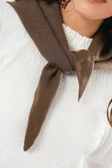 Bufanda bandana marrón de lana.