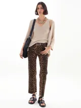 Pantalón de corte recto con estampado de leopardo.