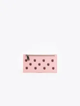 Billetera rectangular de cuero vacuno color rosado, con estampado de frambuesas y doble cierre superior.