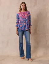 Blusa de modal estampada con flores, marca Ruby Rd. Tiene mangas 3/4 con aplique de crochet y terminación amplia.