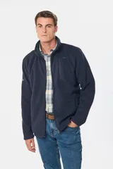 Campera polar térmica de corte recto y cuello alto, con cierre frontal completo en contraste. Presenta bolsillos laterales con cierre y un bolsillo vertical en el pecho, todos con detalles en color azul marino.