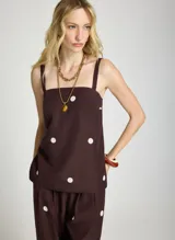 Blusa sin mangas con diseño strapless, color marrón con estampado de lunares blancos.
