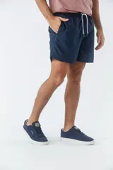 Short de baño liso color salmón, con cintura elástica ajustable mediante cordón, dos bolsillos laterales y un bolsillo posterior.