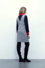Vestido corto con estampado pied de poule en blanco y negro, escote en V y breteles gruesos con botones.