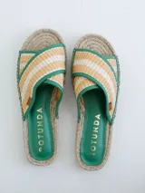 Sandalias tipo alpargata con suela de yute trenzado y tiras cruzadas en tejido de lino a rayas en tonos beige y blanco, con bordes en color verde.