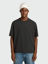 Remera oversize de manga corta color salmón, con cuello redondo y diseño liso.
