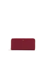 Billetera rectangular de poliuretano color bordó, con cierre perimetral dorado y logo metálico grabado en el frente.
