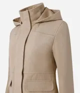 Campera alargada de Blue Steel confeccionada en polivelour, con cuello alto, capucha desmontable, cierre frontal oculto y bolsillos con solapa. Presenta un diseño minimalista y elegante con recortes delanteros.