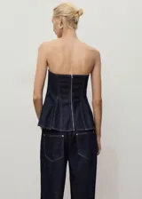 Top palabra de honor de corte peplum y diseño sin mangas, confeccionado en tejido de algodón estilo denim.