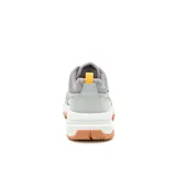 Championes Caterpillar modelo Grapple Leather Mesh, color gris con suela de goma marrón y detalles en blanco y naranja. Confeccionados en una combinación de malla transpirable y paneles de cuero sintético, con cordones blancos.