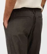 Pantalón masculino relaxed en oxford de algodón blanco, con bolsillos delanteros y traseros, cintura con trabillas y cordón de ajuste.