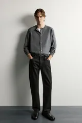 Zueco de vestir para hombre confeccionado en piel de color negro, con horma redonda, diseño destalonado y suela plana a tono.