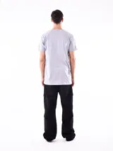 Remera negra de corte regular con estampa frontal de una moto y la frase "Start your engine".