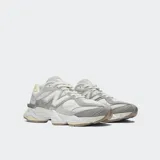 Championes urbanos New Balance modelo U9060AUB, color gris con detalles en blanco y beige, confeccionados en gamuza y malla, con logo "N" característico en los laterales y entresuela ABZORB.