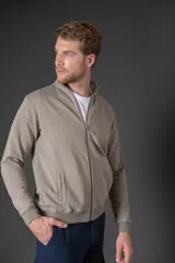 Campera de algodón con cuello alto y cierre frontal, de diseño liso y corte clásico.
