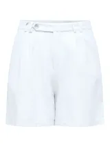 Short blanco de tiro alto con cintura elastizada, bolsillos laterales, trabillas para cinturón y cierre con botón.