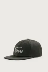 Gorra de algodón color negro con visera plana y bordado frontal en contraste con las palabras "MONTANA Riders".