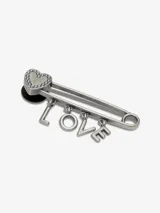 Pin para Crocs plateado con forma de gancho de nodriza, con un corazón decorado con strass y la palabra 'LOVE' colgando.