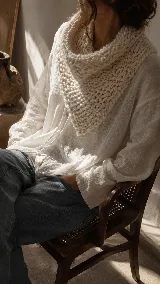 Bandana tejida artesanalmente en lana merino, con diseño de punto grueso y textura suave. Es un accesorio versátil y térmico, ideal para usar como abrigo ligero en el cuello.