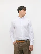 Camisa de vestir blanca de manga larga, con cuello clásico y cierre frontal de botones.
