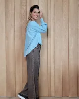 Pantalón de jean estilo wide leg con costuras verticales frontales, tiro alto y bolsillos laterales.