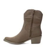 Botas texanas de mujer color negro, con caña media y diseño de costuras decorativas características del estilo cowboy. Poseen taco cuadrado de altura media y punta redondeada, confeccionadas en material sintético con acabado tipo gamuza.