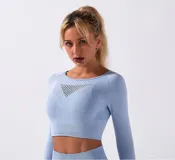 Remera deportiva celeste de manga larga con cuello redondo y detalle de calado triangular en el pecho.