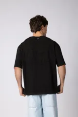 Remera de algodón gris con efecto acid wash, corte regular, mangas cortas y cuello redondo. Cuenta con un pequeño bordado tono sobre tono en el pecho y una etiqueta lateral distintiva de la marca en el ruedo.