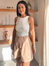 Short de lino color beige, de tiro alto, con pinzas frontales y corte holgado.