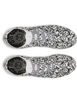 Championes de fútbol Under Armour modelo Magnetico Pro 5, diseñados para césped natural firme. Presentan un estampado geométrico en blanco y negro, con tecnología UA Clone para un ajuste personalizado y cuello de punto tipo calcetín.