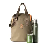 Bolso matero verde de poliéster con doble cierre, asas fijas y correa regulable. Tiene dos bolsillos externos con cierre, un bolsillo interno con cierre y dos bolsillos internos abiertos. El interior es de tela de algodón y poliéster. Tiene compartimentos para notebook y matero, y el logo de la marca en el frente.