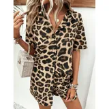 Conjunto de dos piezas compuesto por una camisa de manga corta con cuello italiano y cierre frontal de botones, y un short con cintura elástica y bolsillos laterales. Ambas prendas presentan un diseño estampado de animal print.