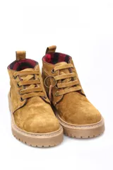 Bota acordonada de cuero gamuza color beige, con suela de goma dentada y forro interior a cuadros.
