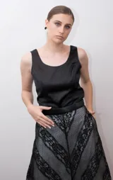 Pollera larga combinada en tul, encaje y ruedo de tafeta en color negro sobre forro color blanco, con diseño de paneles geométricos y detalles bordados.